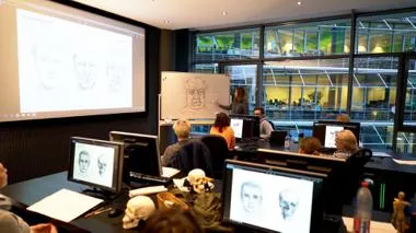 Einblick in den Zeichenunterricht der PIXL VISN media arts academy, Schüler beim zeichnen
