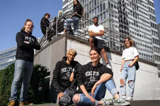 Studenten der PIXL VISN media arts academy posieren im offiziellen PIXL VISN Hoodie im Media Park Koln